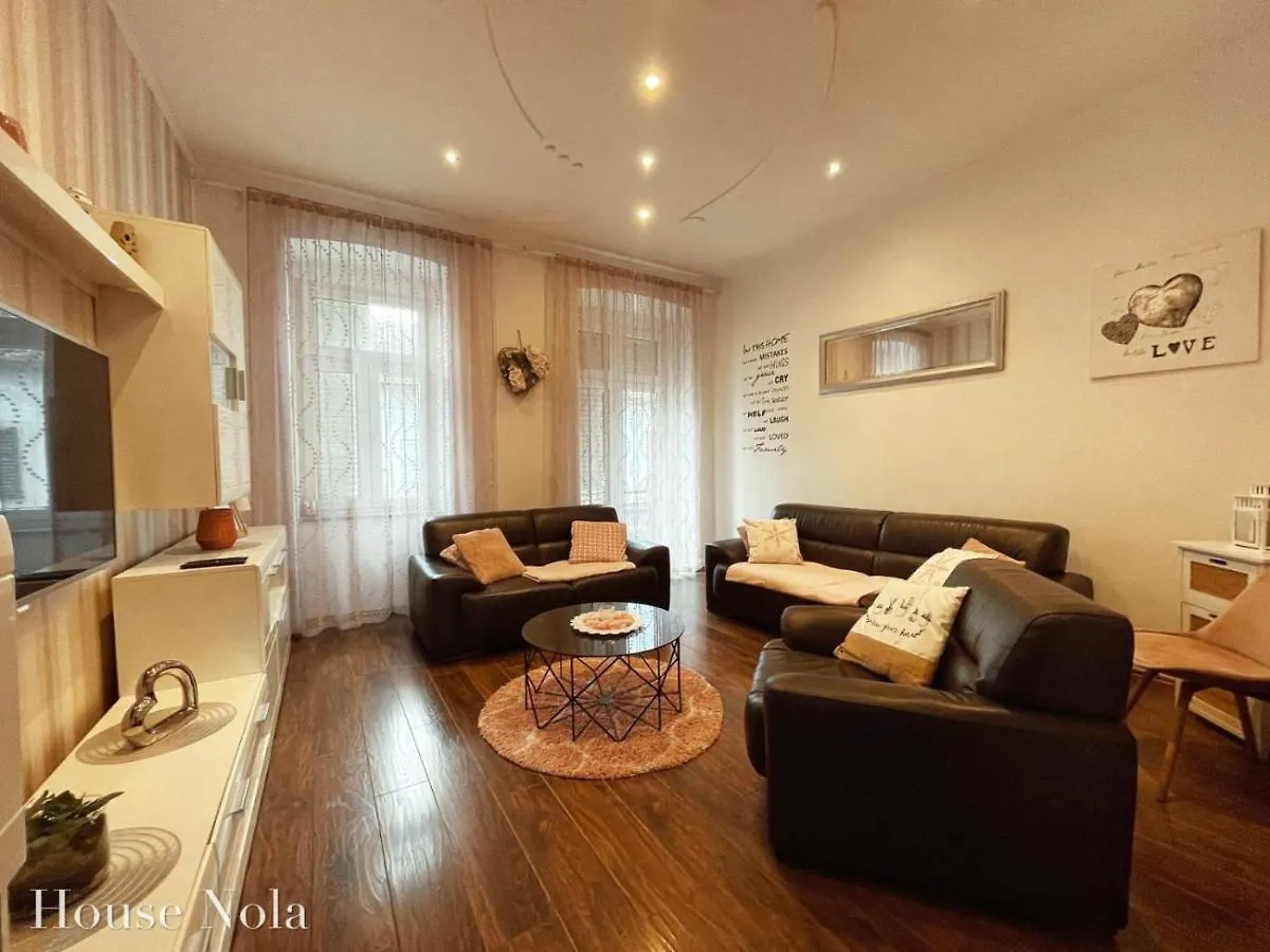 Holiday House Lona location